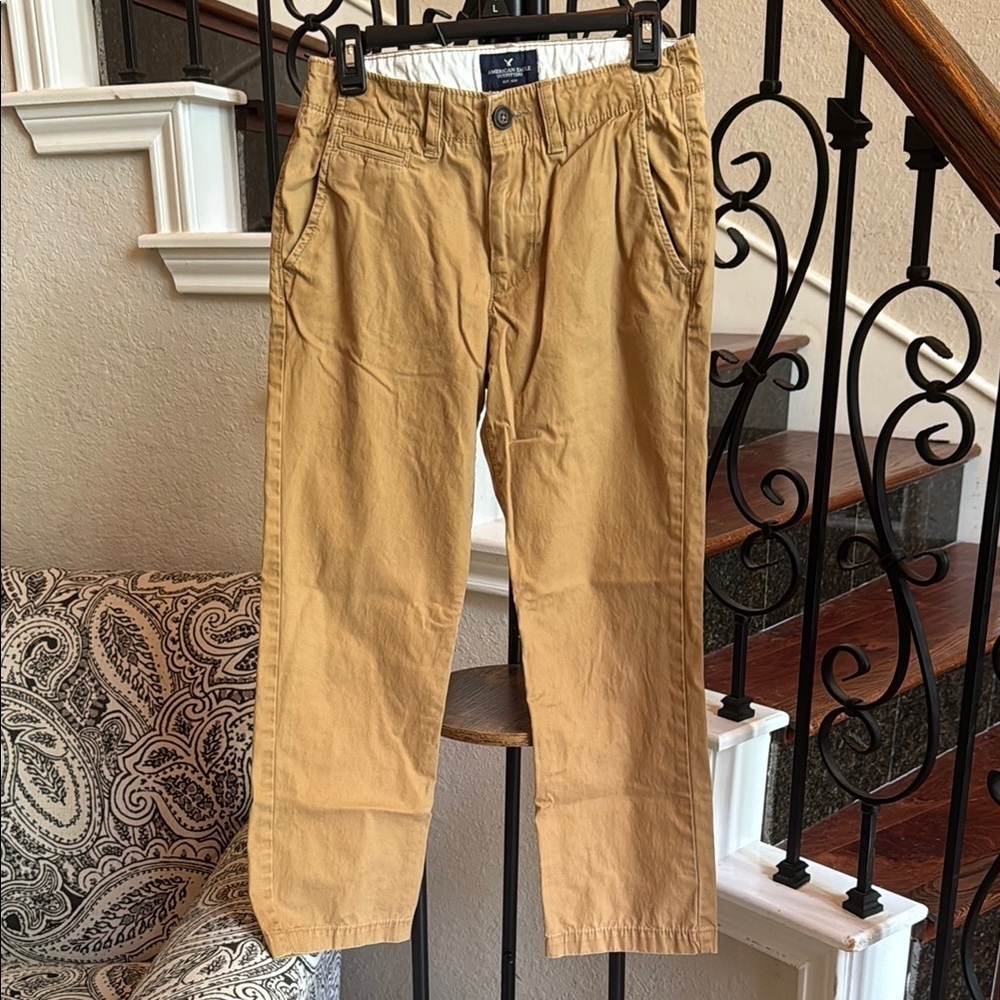AMERICAN EAGLE OUTFITTERS Men’s Tan Chinos Classic Straight-Leg, size 28